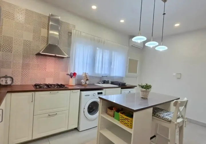 2-bedroom semi-detached house for rent 90 m² in Limassol, Limassol - Neapolis