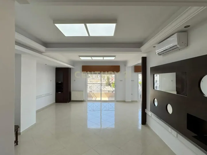 Office 171 m² for rent in Limassol, Germasogeia