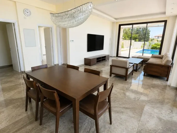 Villa for rent 300 m² in Paphos, Tala