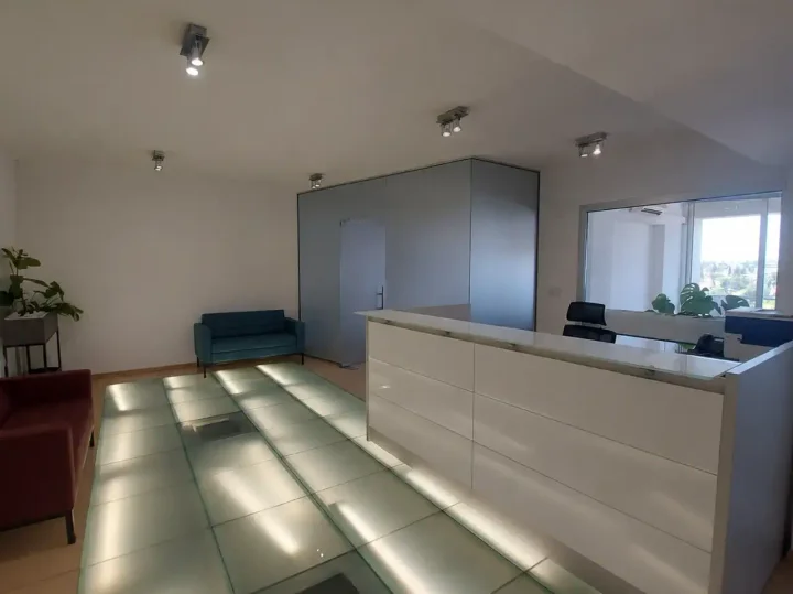 Office 240 m² for rent in Nicosia, Egkomi