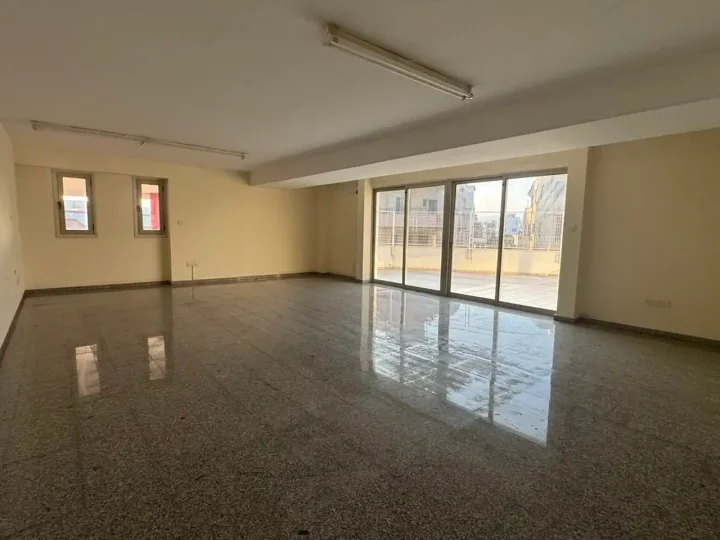 Office 800 m² for rent in Limassol, Limassol - Omonia