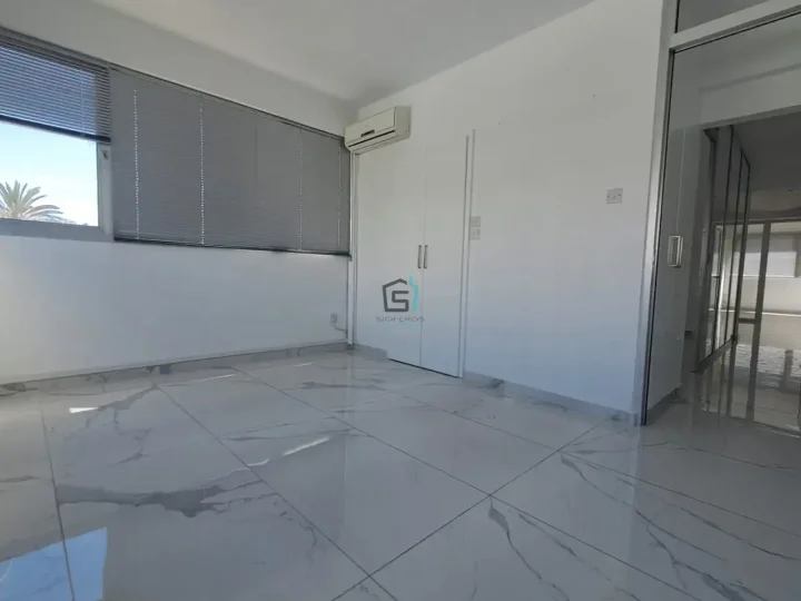 Office 120 m² for rent in Limassol, Limassol - Agia Zoni