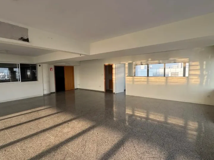 Office 800 m² for rent in Limassol, Limassol - Omonia