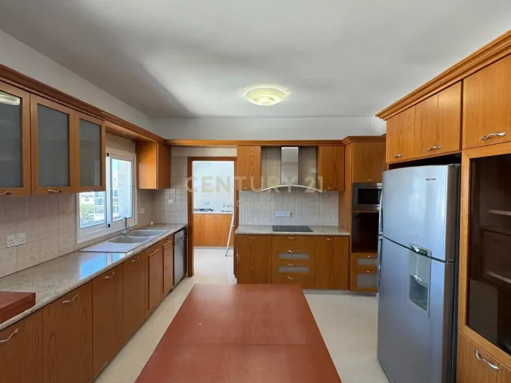 Office 171 m² for rent in Limassol, Germasogeia